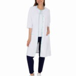 Stylowy damski fartuch medyczny z krótkim rękawem – lekki, przewiewny i wygodny. Idealny wybór dla lekarek, pielęgniarek i kosmetyczek.