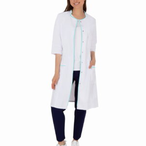 Stylowy damski fartuch medyczny z krótkim rękawem – lekki, przewiewny i wygodny. Idealny wybór dla lekarek, pielęgniarek i kosmetyczek.