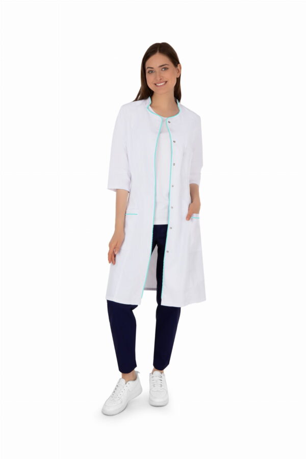 Stylowy damski fartuch medyczny z krótkim rękawem – lekki, przewiewny i wygodny. Idealny wybór dla lekarek, pielęgniarek i kosmetyczek.