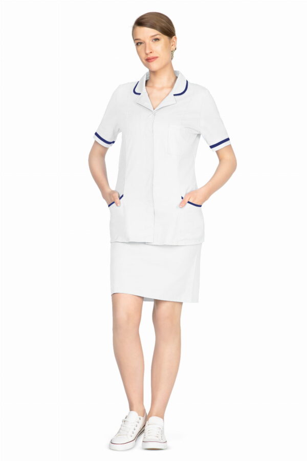 Biały żakiet medyczny ze spódnicą – klasyczny i elegancki strój dla personelu medycznego i kosmetycznego. Staranny krój, wysoka jakość materiałów i profesjonalny wygląd na co dzień.